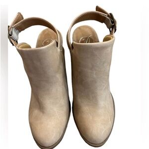 Shoes- women's tan faux leather heels size 7